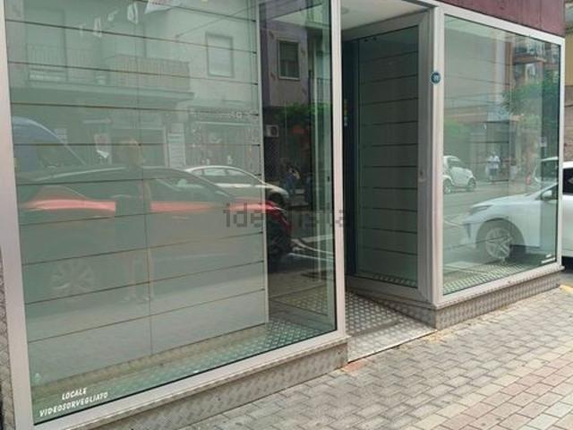 Locale Commerciale in affitto a Olevano Sul Tusciano, Campania