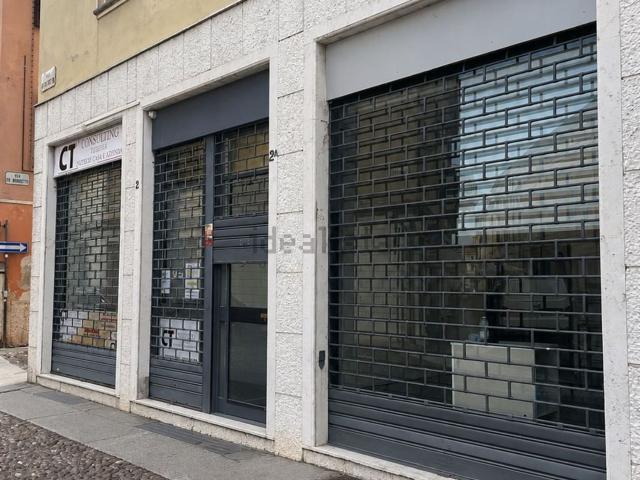 Locale Commerciale in affitto a Fiera-Catena, San Giorgio Di Mantova