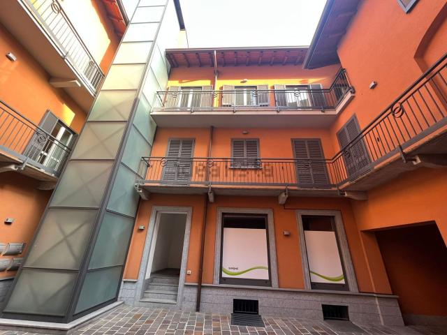 Locale Commerciale in affitto a Centro, Gallarate