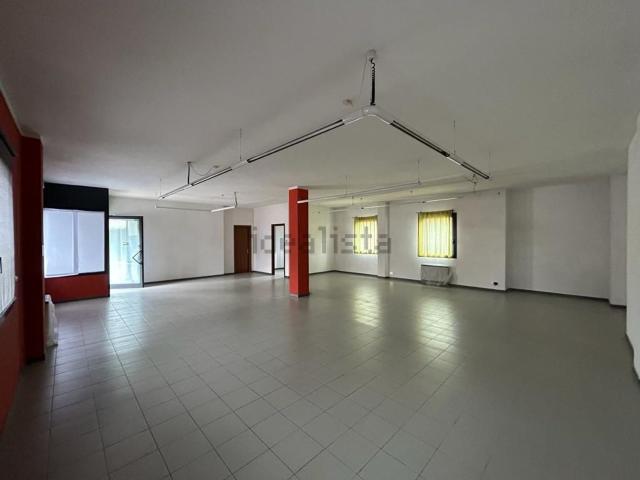 Locale Commerciale in affitto a Cappella Maggiore, Veneto