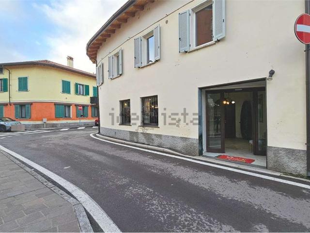 Locale Commerciale in affitto a Cisliano, Lombardia