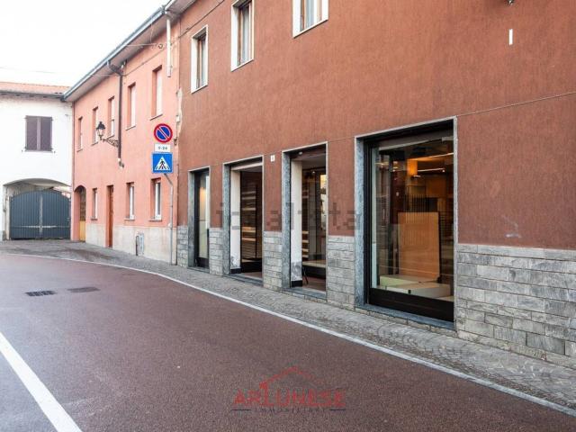 Locale Commerciale in affitto a Casorezzo, Milano