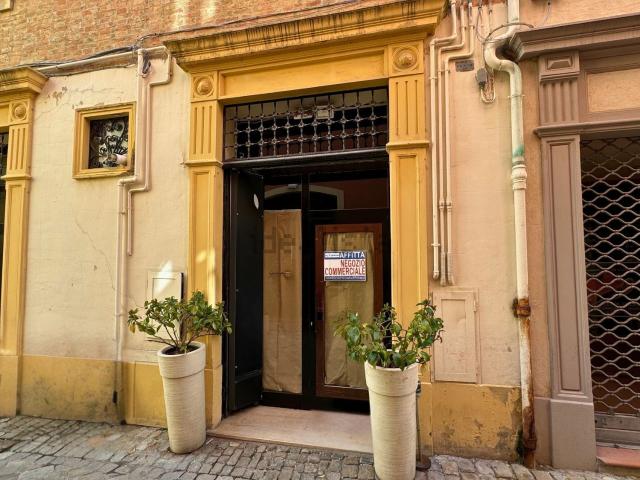 Locale Commerciale in affitto a Centro storico, Marche