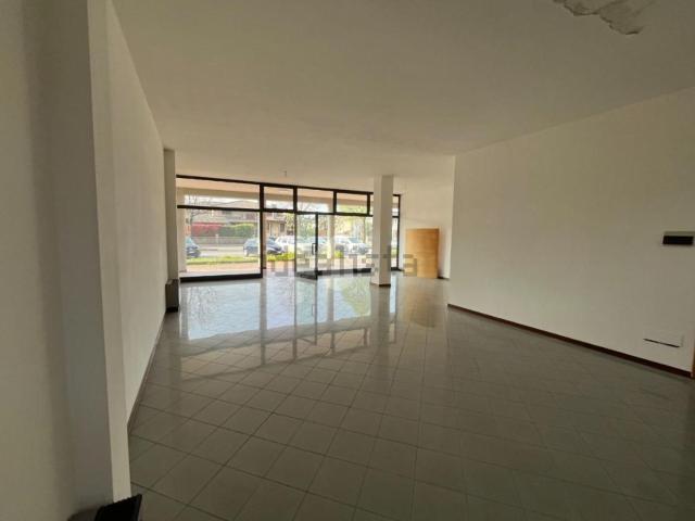 Locale Commerciale in affitto a Villa Del Conte, Veneto