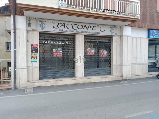 Locale Commerciale in affitto a Atripalda, Campania
