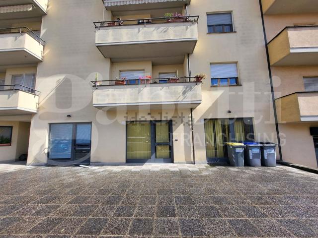Locale Commerciale in affitto a Foligno, Umbria