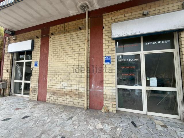 Locale Commerciale in affitto a Municipalità 7, Miano