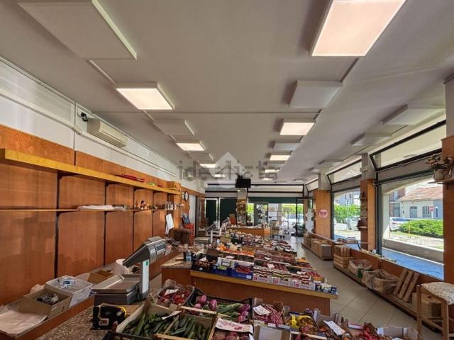 Locale Commerciale in affitto a Concorezzo, Lombardia