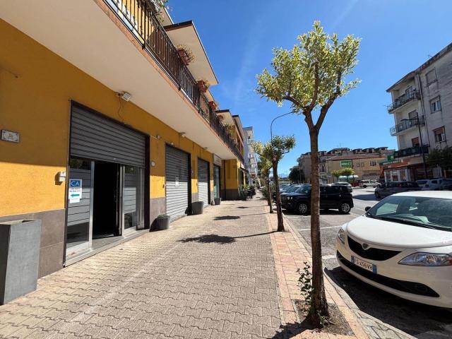 Locale Commerciale in affitto a Montecorvino Pugliano, Bivio - Pratole