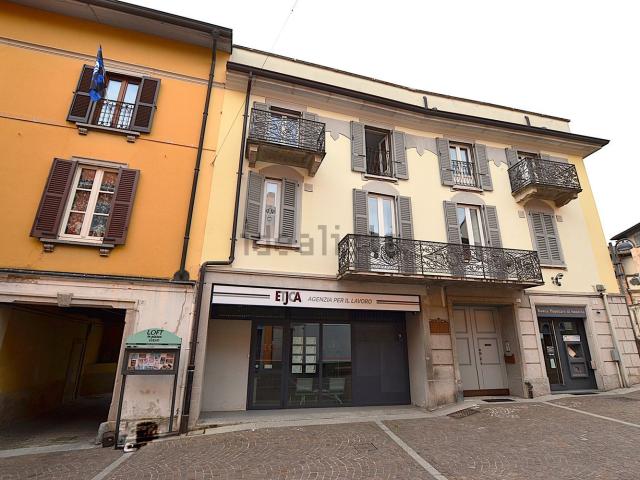 Locale Commerciale in affitto a Novate Brianza, Merate