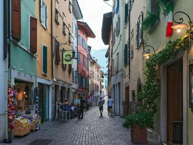 Locale Commerciale in affitto a Comunità Alto Garda e Ledro, Arco