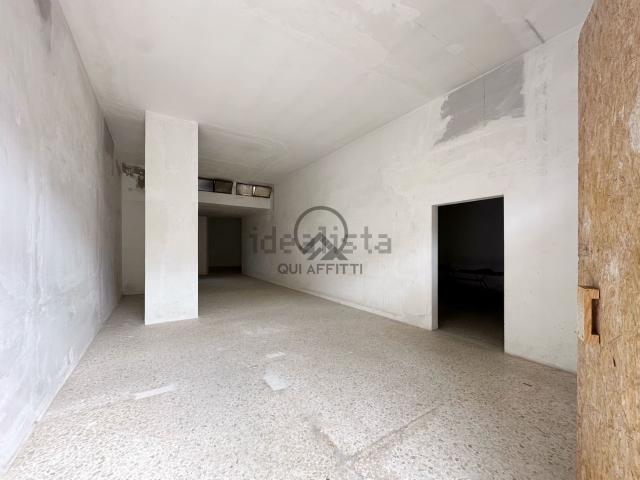 Locale Commerciale in affitto a Puglia, Barletta-andria-trani