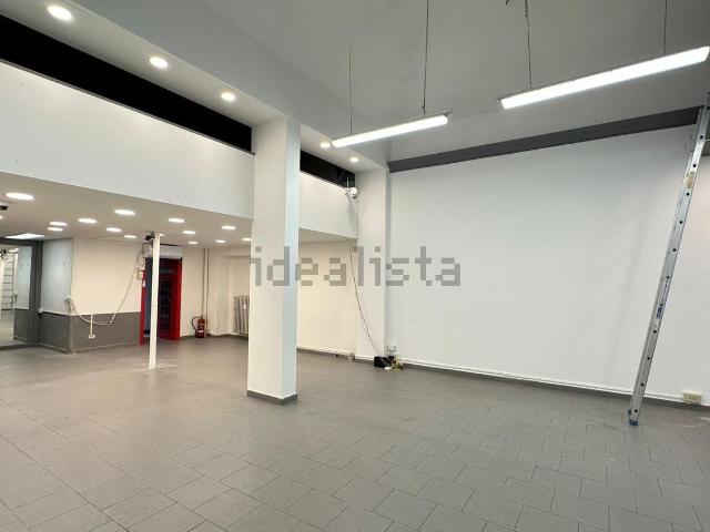 Locale Commerciale in affitto a Circoscrizione 4, Piemonte