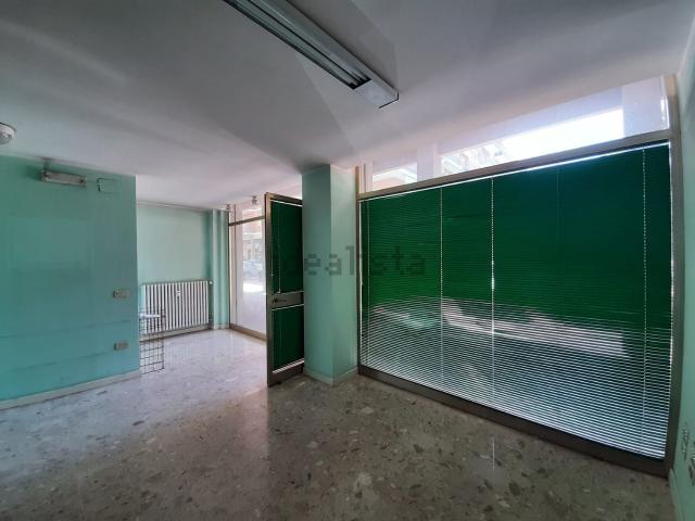 Locale Commerciale in affitto a Loreto, Marche