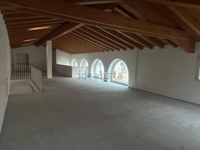 Locale Commerciale in affitto a Credaro, Lombardia