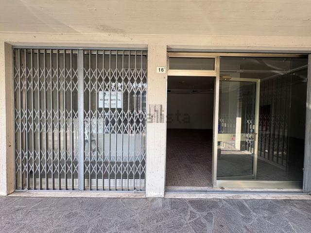 Locale Commerciale in affitto a Unione Terre d'Acqua, San Giovanni In Persiceto