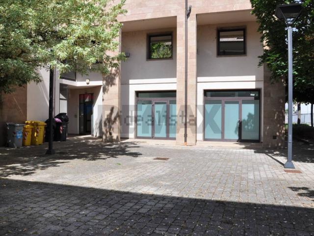 Locale Commerciale in affitto a Signa, Toscana