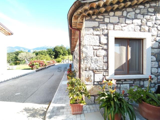 Locale Commerciale in affitto a Pietraroja, Campania