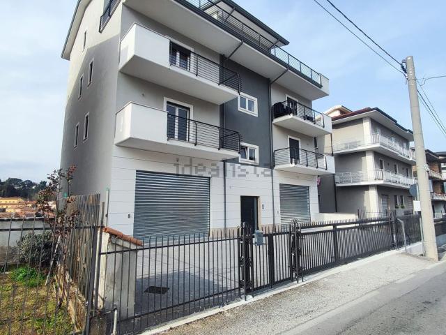 Locale Commerciale in affitto a Avellino, Campania