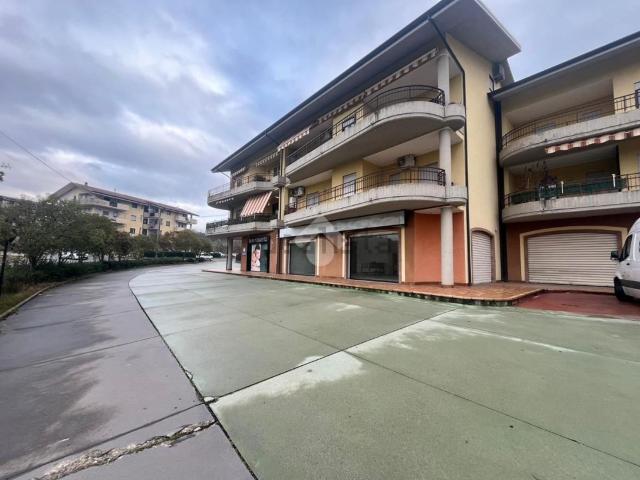 Locale Commerciale in affitto a Calabria, Cosenza