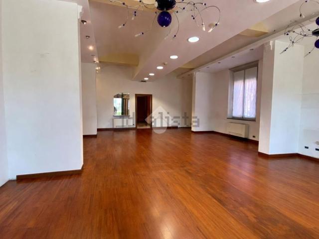 Locale Commerciale in affitto a Val d’Enza, Re