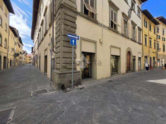 Locale Commerciale in affitto a Prato, Toscana