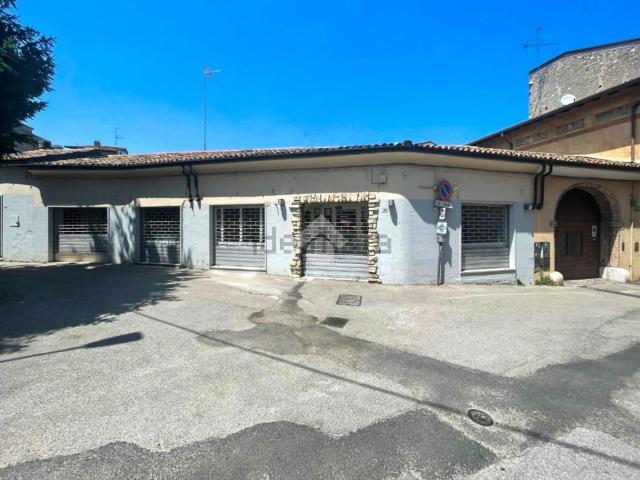 Locale Commerciale in affitto a Desenzano Del Garda, Lombardia