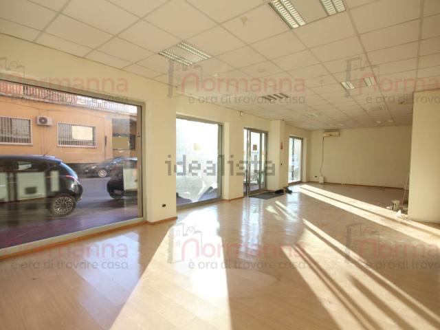Locale Commerciale in affitto a Bagno d'Aversa, Aversa