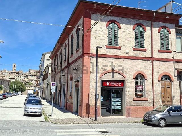 Locale Commerciale in affitto a Marche, Ancona