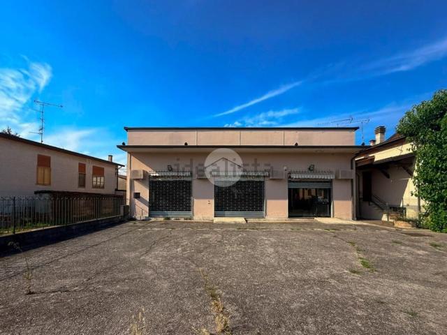 Locale Commerciale in affitto a Calvisano, Lombardia