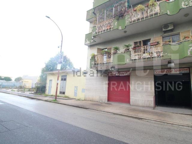 Locale Commerciale in affitto a Arzano, Campania