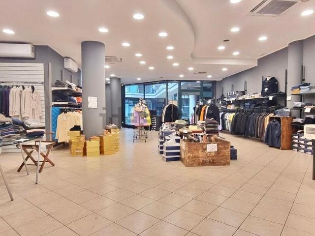 Locale Commerciale in affitto a Riccione, Reggio Emilia