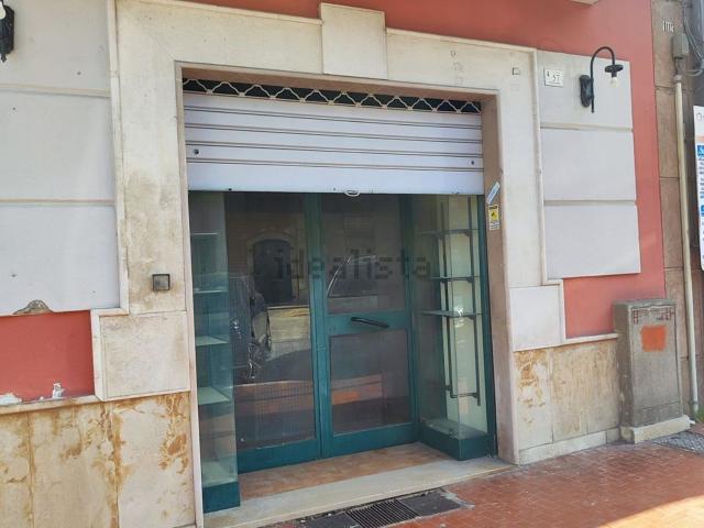 Locale Commerciale in affitto a Atripalda, Campania