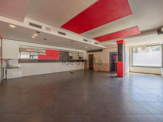 Locale Commerciale in affitto a Negrar, Veneto