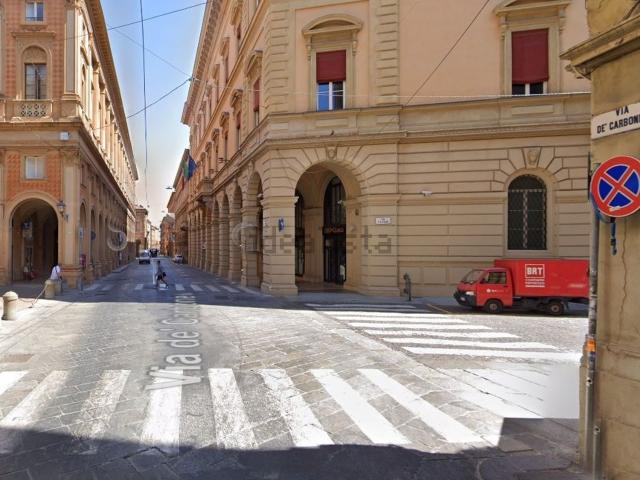Locale Commerciale in affitto a Santo Stefano, Bologna