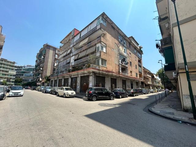 Locale Commerciale in affitto a Municipalità 7, San Pietro A Patierno