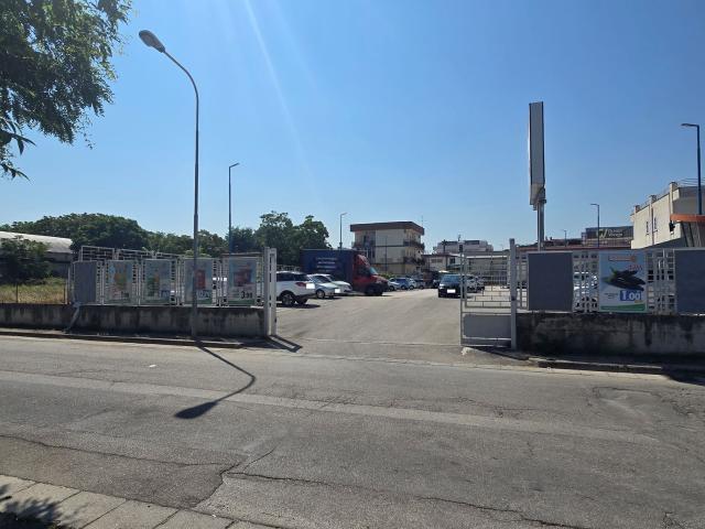 Locale Commerciale in affitto a Sant'antimo, Campania