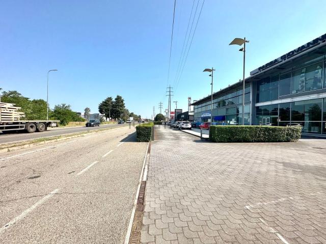 Locale Commerciale in affitto a Cascina Aguzzafame, Vigevano