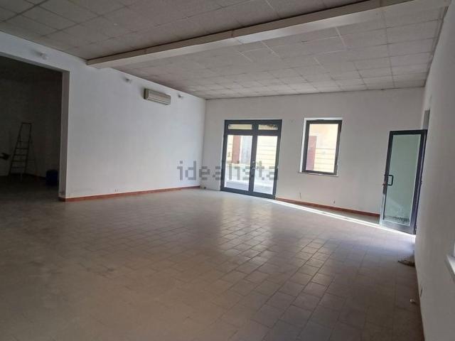 Locale Commerciale in affitto a San Marone, Marche
