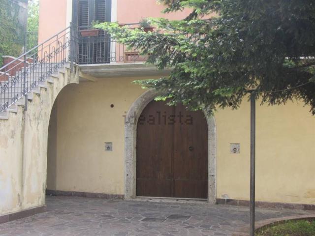 Locale Commerciale in affitto a Montoro, Campania