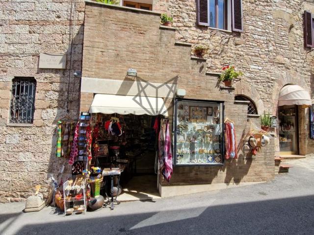 Locale Commerciale in affitto a Valecchie, Assisi