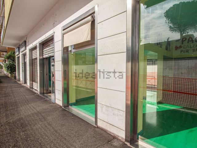 Locale Commerciale in affitto a Municipio Roma XIII, Roma Capitale