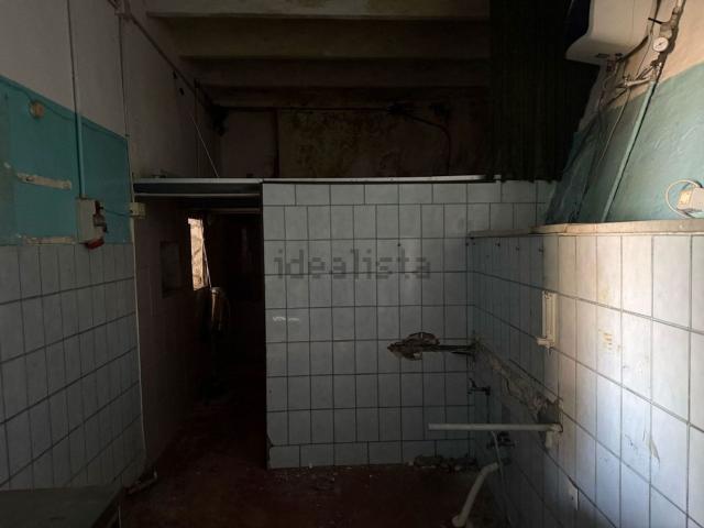 Locale Commerciale in affitto a Livorno