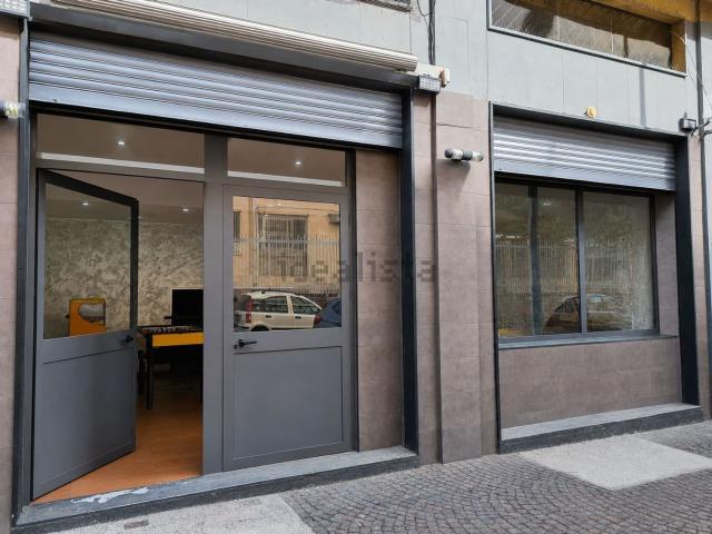 Locale Commerciale in affitto a Municipalità 9, Campania