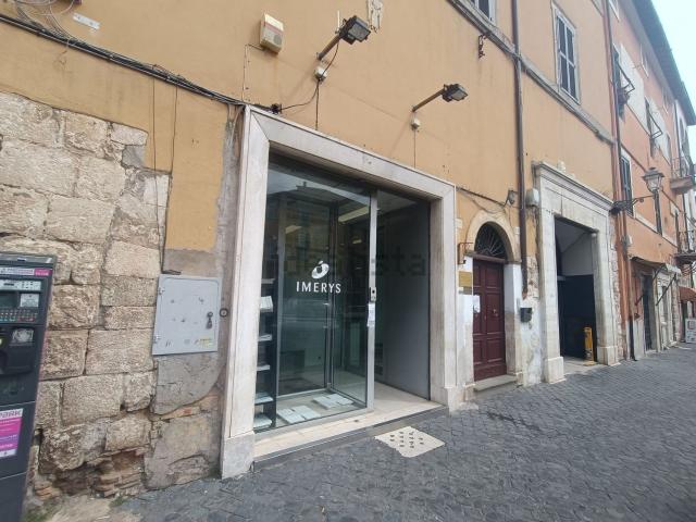 Locale Commerciale in affitto a Civita Castellana, Lazio