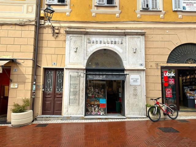 Locale Commerciale in affitto a Imperia, Liguria