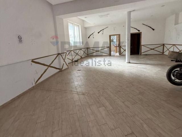 Locale Commerciale in affitto a Puglia, Bari