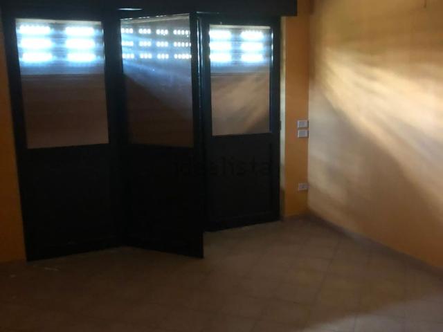 Locale Commerciale in affitto a Amorosi, Campania
