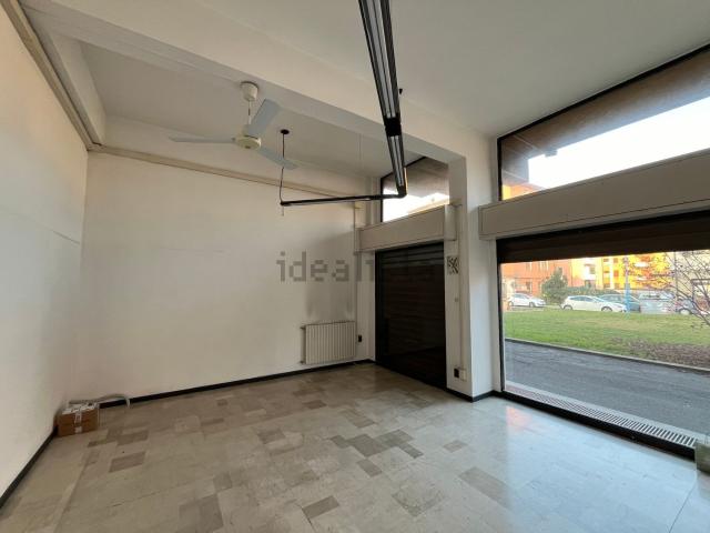 Locale Commerciale in affitto a Zona Ovest, Brescia
