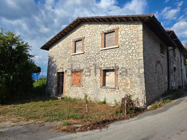 Locale Commerciale in affitto a Oricola, Abruzzo